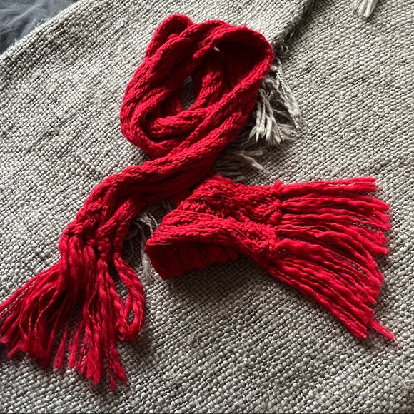 Red Hand-Made Winter Scarf - Picture 4 of 4